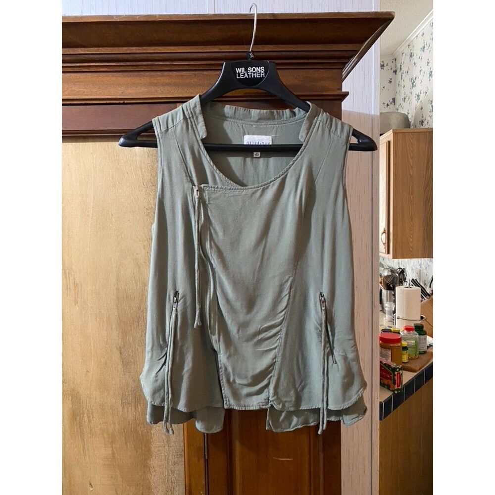 Olive-Oak Sleeveless Green Women's TopSize Med